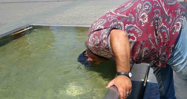 Tüm Türkiye kavurucu sıcakların etkisindeyken İstanbul Taksim’de sıcaktan bunalan bir vatandaş serinlemek için kafasını süs havuzuna soktu.