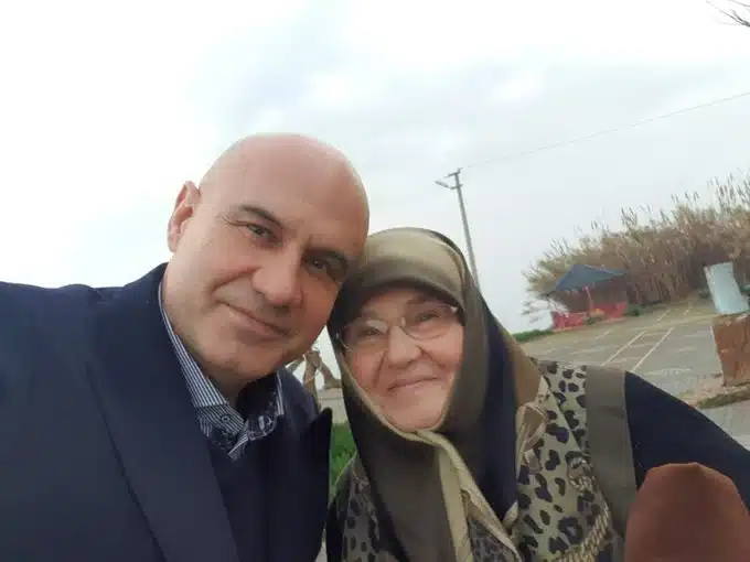 İYİ Parti Balıkesir Milletvekili Op. Dr. Turhan Çömez’in annesi İkbal Çömez ve ablası Hacer Dere İYİ Parti’ye üye olmak için yaptıkları başvuru Ak Parti parti üyeliği sebebiyle reddedildi. Turhan  Çömez şaşırdığı bu olayı sosyal medya hesabından duyururken vatandaşları uyardı.