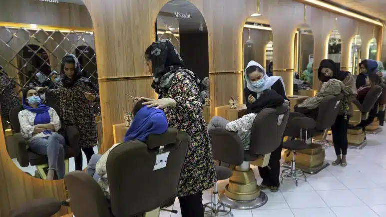 Taliban, Afganistan'da kuaför ve güzellik salonlarını kapatma kararı aldı. 2 Temmuz'dan itibaren 1 ay içinde yeni yasağın geçerli olacağı duyuruldu.