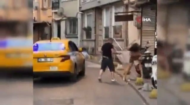 İddiaya göre, İstanbul’da bir taksi şoförü yabancı uyruklu müşteriden fazla para istedi, istediği miktarı alamayınca da kadın yolcuyu öldüresiye dövdü.