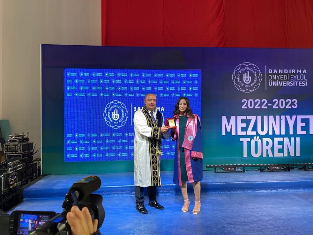 Bandırma Onyedi Eylül Üniversitesi'nin 2022-2023 eğitim-öğretim yılı mezuniyet töreni gerçekleşti.