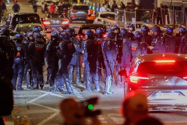 Fransa'da protestocular, arabayla Paris'in güneyindeki bir kasabanın Belediye Başkanı'nın evine arabayla daldılar.