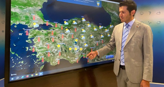Meteoroloji Genel Müdürlüğü Hava Tahmin Uzmanı Fatih Budak, aşırı sıcaklıklara karşı güneş ışığının dik geldiği saatlerde sokağa çıkılmaması gerektiğini söyledi. 