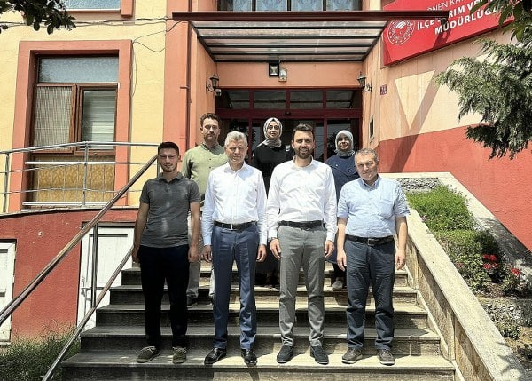 Balıkesir’in en genç Milletvekili Ali Taylan Öztaylan, göreve geldiği günden bu güne dur durak bilmeden çalışmalar yürütüyor. Öztaylan, TBMM'deki çalışmalarının dışında, Balıkesir’in tüm ilçelerinde ve kırsal alanlarda, AK Parti’nin hedefleri doğrultusunda saha görevlerini sürdürüyor.