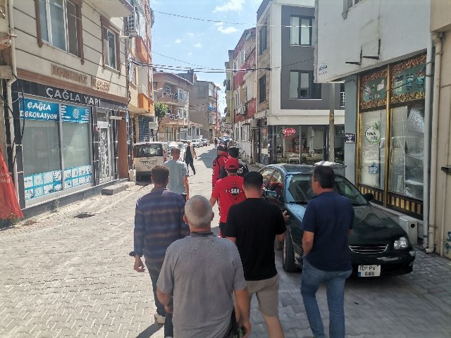Balıkesir’in Gönen ilçesinde 15 gün önce köpeğiyle birlikte yürüyüşe çıktıktan sonra kaybolan Korhan Berzeg’i (83) arama çalışmaları ormanlık bölgede devam ederken merkez mahallede yapılan çalışmalarda bir kişi Korhan Berzeg'i gördüğünü iddia etti.