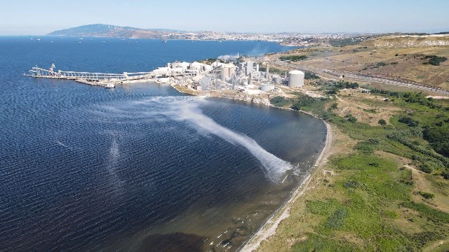 Balıkesir'in Bandırma ilçesinde faaliyet gösteren Bandırma Gübre Fabrikaları A.Ş. (BAGFAŞ) denize sıvı deşarjı yaparken havadan görüntülendi. Denize bırakılan sıvının hala ne olduğu bilinmezken, sahilde balık ölümlerinin yaşandığı ve bu ölümlerin devam ettiği söyleniyor.