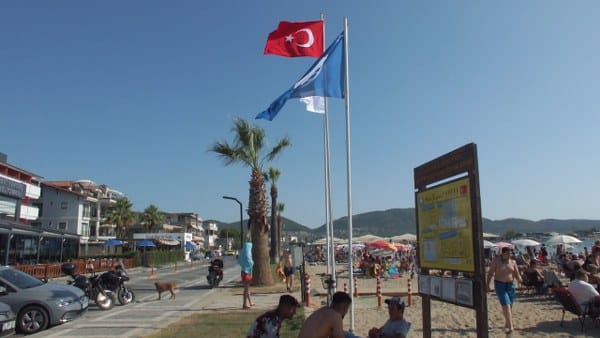 Burhaniye ilçesinde, geçtiğimiz yıla kıyasla mavi bayrak sayısı 5'ten 7'ye yükselirken, bu özel durumu kutlamak için bir tören düzenlendi. Tören, öğretmenevleri plajında gerçekleşti ve mavi bayrakların göndere çekilmesiyle başladı. TÜRÇEV İzmir ve Kuzey Ege İleri Koordinatörü Doğan Karataş, Balıkesir'deki mavi bayrak sayısının 36'dan 50'ye yükseldiğini açıklandı.