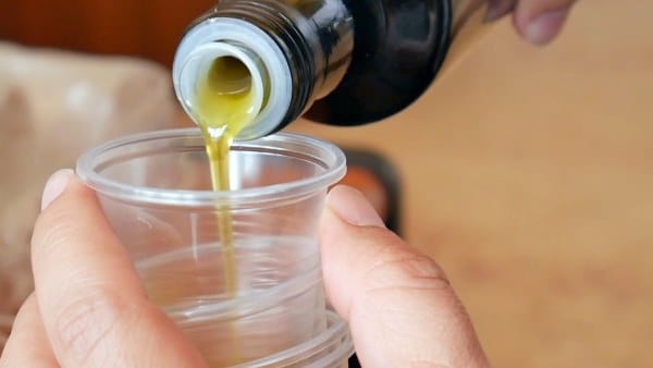 Balıkesir Üniversitesi Edremit Meslek Yüksekokulu Öğretim Görevlisi Mücahit Kıvrak, hava sıcaklıklarının yükselmesiyle birlikte zeytinyağlarının serin ortamlarda saklanması gerektiğini vurguladı.
