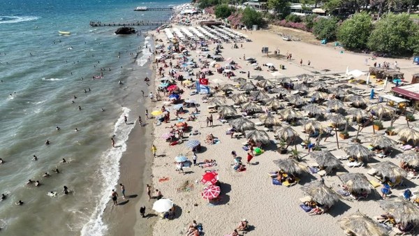 Bayram tatilini değerlendirmek için fırsatı yakalayan binlerce turist, Burhaniye ilçesine yoğun bir şekilde akın etti ve ilçenin nüfusu bayram tatili süresince 500 bin kişiyi aştı.
