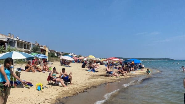 Edirne'de, Saros Körfezi kıyısındaki Erikli köyünün nüfusu bayram tatili süresince 150 binin üzerine çıktı. İstanbul ve çevre illerden gelen tatilciler, köyde yoğunluk oluşturdu.
