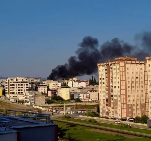 Osmangazi ilçesindeki bir binanın çatısı, alevler içinde kaldı. Yangın sırasında herhangi bir can kaybı veya yaralanma olmazken, mahalle sakinlerinin olayı izlemek için toplanması gözden kaçmadı.