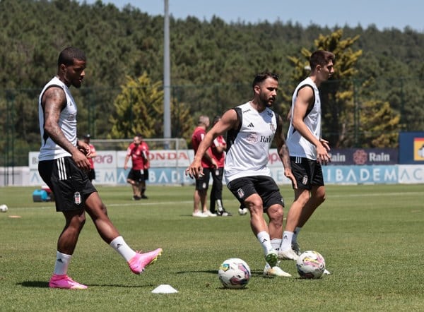 Beşiktaş, yeni sezon hazırlıklarını sürdürmek için bu akşam gerçekleştirdiği antrenmanla çalışmalarına devam etti.