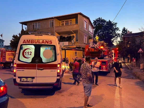 Sancaktepe ilçesinde bir otluk alanda başlayan yangın, hızla binalara sıçradı. 4 apartmanın çatısı alevler içinde yanarken, site sakinleri büyük bir panik yaşadı. Yangın sırasında 2 kişi de dumandan etkilendi.