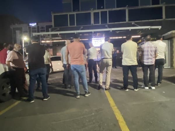 İstanbul'un Kağıthane ilçesinde seyir halindeki bir araca motosikletli bir saldırgan tarafından düzenlenen silahlı saldırı sonucunda, 20 yaşındaki bir genç hayatını kaybetti.