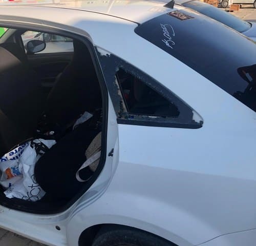 Balıkesir’in Edremit ilçesinde bir AVM’nin otoparkında bir çocuk araç içinde mahsur kaldı. Olay yerine gelen itfaiye ekipleri yaptıkları çalışma ile çocuğu kurtardı.