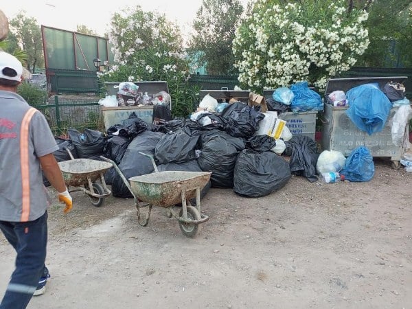 Kurban Bayramı tatili süresince yoğun bir ziyaretçi akınına maruz kalan Ayvalık'ta, Temizlik İşleri Müdürlüğü ekipleri yoğun bir çalışma temposuyla üç vardiya halinde 24 saat boyunca görev yaptı. 9 günlük tatil süresince yaklaşık 10 bin ton çöp toplandı.
