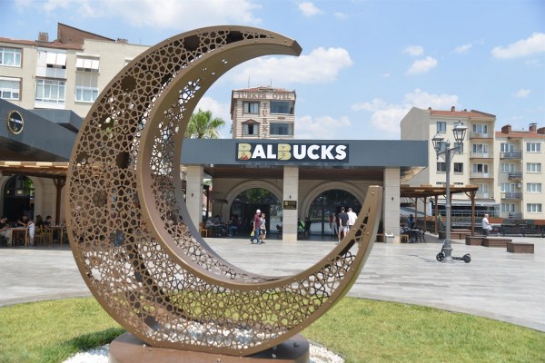 Balıkesir Büyükşehir Belediyesi'nin iştiraki olan BALBUCKS, dünya kahvelerini ve lezzetli ürünleri yüzde 50 daha uygun fiyatlarla sunarak 7’den 70’e herkese hitap ediyor. Bu hizmet politikasıyla BALBUCKS, vatandaşlar tarafından tam not alıyor.