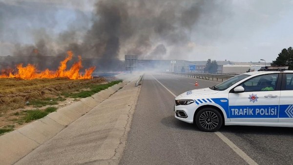 Edirne'de meydana gelen anız yangınının buğday tarlasına sıçraması sonucunda, İstanbul-Edirne D-100 karayolu trafiğe kapatıldı.