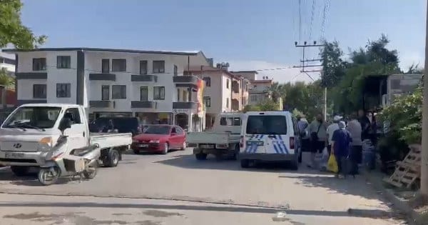 Bursa'nın İznik ilçesinde, yolun karşısına geçmeye çalışırken bir kamyonetin çarpması sonucu 8 yaşındaki çocuk hayatını kaybetti.