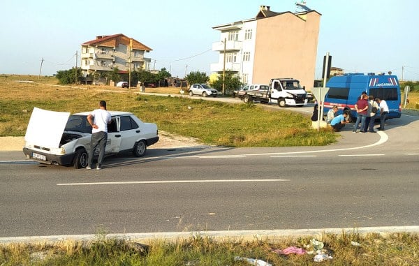 Tekirdağ ilinde meydana gelen trafik kazasında, bir hafif ticari araç ile bir otomobilin çarpışması sonucunda 4 kişi yaralandı.