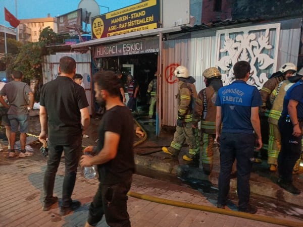 İstanbul'un Güngören ilçesinde ikinci el eşya satan bir dükkanda çıkan yangın itfaiye ekipleri tarafından söndürüldü.
