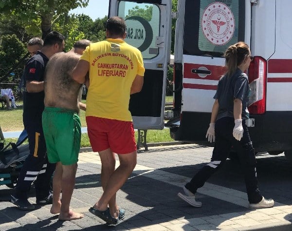 Edremit ilçesinde bir vatandaş, boğulma tehlikesi atlattıktan sonra Balıkesir İtfaiyesi Cankurtaran ekipleri tarafından kurtarıldı.