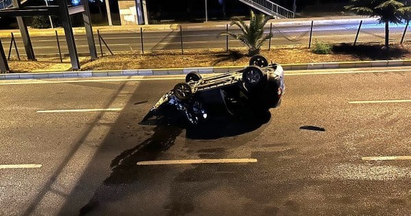 Edremit ilçesinde otomobil ile panelvan aracı çarpıştı. Otomobil, panelvana çarptıktan sonra takla attı ve kazada 3 kişi hafif yaralandı.
