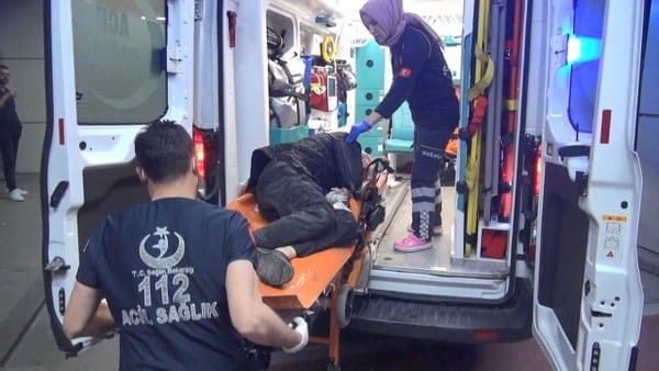 Kocaeli'nin İzmit ilçesinde, bir kişiyi sokak ortasında defalarca bıçaklayarak öldüren 52 yaşındaki sanığın yargılanması devam etti. Savunma aşamasında, sanık, öldürdüğü kişiyi tanımadığını iddia ederek, "Gaipten sesler duydum, kendimde değildim. Kendimi bir oyunun içinde hissediyordum" şeklinde ifade verdi.