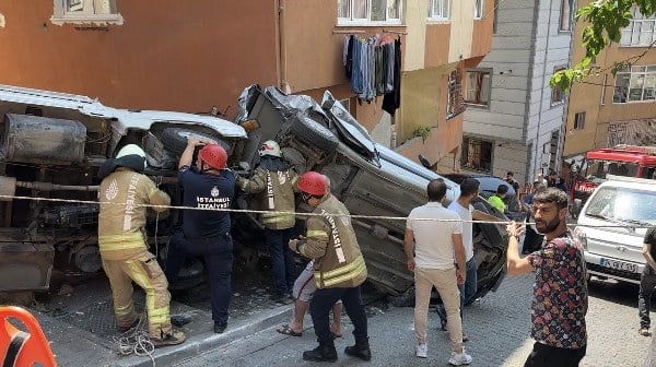 Kağıthane ilçesinde, dik bir yokuşta frenleri boşalan bir kamyonet, kontrolden çıkarak park halindeki 2 araca çarptı. Kamyonet, kaldırımı aşarak duvarı ve korkulukları yıkarken, çarpışmanın etkisiyle bir araç devrilerek yan yattı. Sürücüye ulaşmak için halatlarla bağlanan kamyonet, vatandaşların yardımıyla çekildi. Araçta sıkışan sürücü, uzun süren bir çalışmanın ardından yaralı olarak kurtarıldı. Kazayı gören eşiyse sinir krizi geçirdi.