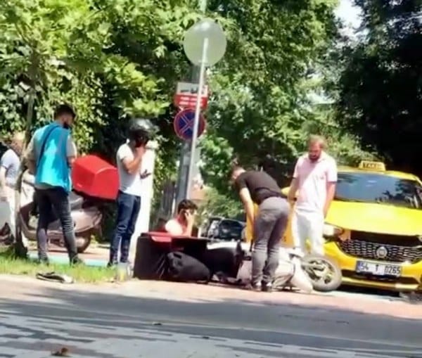 Adapazarı ilçesinde, bir ticari taksi ile bir motosikletin çarpışması sonucunda bir kurye hafif şekilde yaralandı.