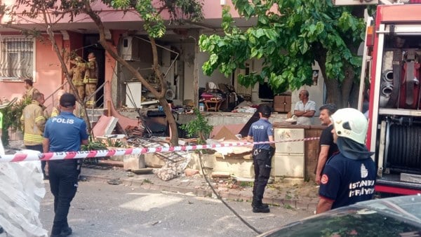 Çekmeköy ilçesinde, henüz bilinmeyen bir sebeple bir binanın giriş katında doğalgaz patlaması meydana geldi. İlk tespitlere göre, patlamada 2 kişi yaralandı.