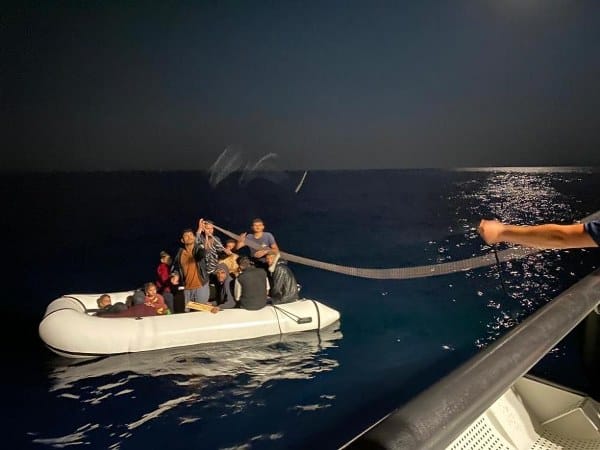 Çanakkale'nin Ayvacık ilçesi açıklarında, Yunan Sahil Güvenlik ekiplerinin Türk karasularına geri itilerek ölüme terk ettiği bir lastik bot içerisinde bulunan 16 kaçak göçmen, Sahil Güvenlik ekipleri tarafından kurtarıldı.