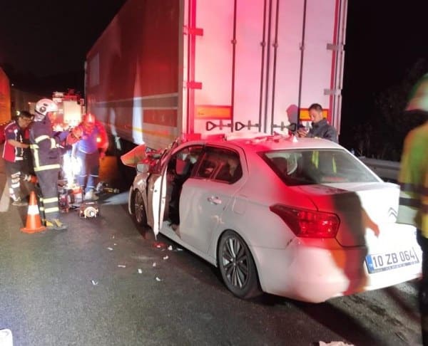 Bilecik'te geçtiğimiz gece meydana gelen kazada, bir tırın altına giren araçta bulunan sürücü ağır yaralandı. Hastanede yapılan tüm müdahalelere rağmen maalesef hayatını kaybeden sürücü kurtarılamadı.