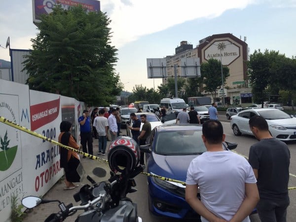 Bursa'da bir şahıs, seyir halindeki otomobilde  tartıştığı arkadaşı tarafından boğazından bıçaklanarak hayatını kaybetti.