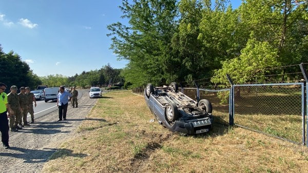 Tekirdağ'ın Çorlu ilçesinde, mıcıra kapılarak takla atan bir araçta bulunan 3 kişi, emniyet kemerlerini takmaları sayesinde kazayı hafif sıyrıklarla atlattı.