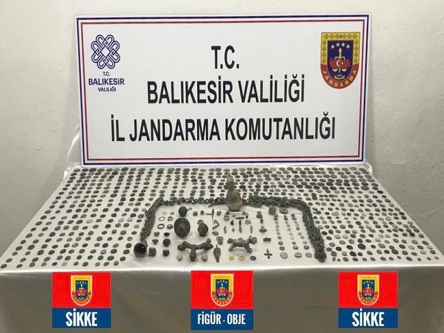 Balıkesir’in Bandırma ilçesinde kültür ve tabiat varlıkları kaçakçılığı yaptığı tespit edilen bir şüpheli yakalandı. Operasyonda şüphelinin evinde yapılan aramada çok sayıda tarihi eser ele geçirildi.