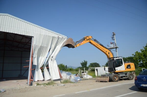 Osmangazi Belediyesi, verimli tarım arazilerini kaçak yapılarla tahrip etmek isteyenlere fırsat vermeyerek İsmetiye Mahallesi'nde ruhsatsız olarak inşa edilen bir yapının yıkımını gerçekleştirdi. Yıkım, meyve ağaçları arasına depo olarak kullanılmak üzere yapılan bu kaçak yapının ortadan kaldırılmasıyla sonuçlandı.