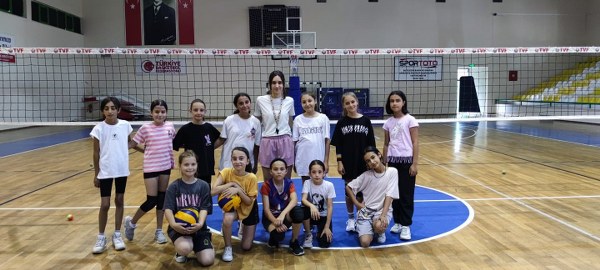 Gençlik ve Spor Bakanlığı, Burhaniye ilçesinde 'Yaz'a Hareketli Giriyoruz' sloganıyla çeşitli spor branşlarında faaliyetlere başladı. Basketbol, voleybol, cimnastik, masa tenisi, güreş, karate, tekwando, plates ve yüzme gibi branşlar, gençlerin ve sporseverlerin aktif bir yaz geçirmesini sağlamak amacıyla sunuluyor.