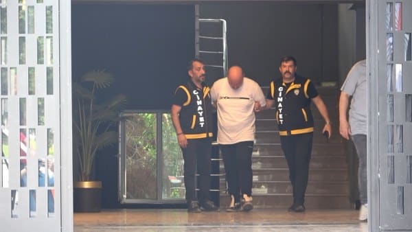 Bursa'da, Mustafa Ekşi'nin otomobil kullanırken boğazı keserek hayatını kaybetmesine neden olan çalışan, zanlı adliyeye sevk edildi. Katil zanlısı H.K.O., Ekşi'nin yanında muhasebeci olarak 9 aydır çalıştığı ve ifadesinde "Alacak verecek meselesi ve baskı altında olduğu" iddiasında bulundu.