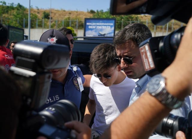 Fenerbahçe'den Real Madrid'e transfer olan Arda Güler, yoğun güvenlik önlemleri altında İspanya'ya gitmek üzere havaalanından ayrıldı. Transferi KAP'a bildiren Fenerbahçe, yıldız futbolcunun satışıyla ilgili anlaşma detaylarını da açıkladı.