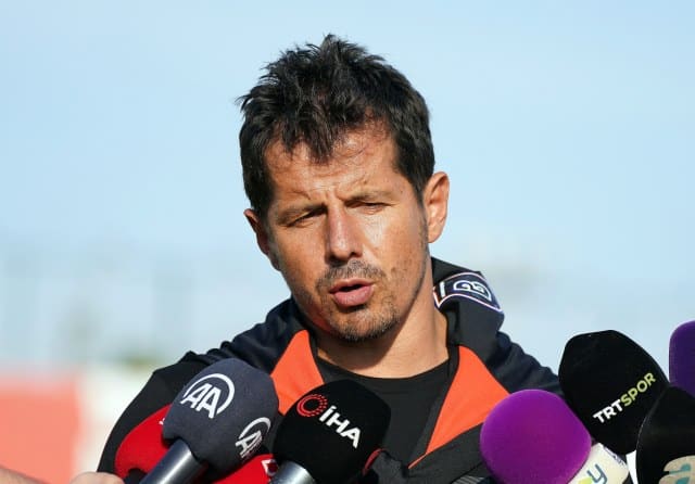 İstanbul Başakşehir Teknik Direktörü Emre Belözoğlu, yeni sezonun ilk gününde antrenman öncesi yaptığı basın açıklamasında belirli bölgelere 4 futbolcu almayı düşündüklerini söyledi.