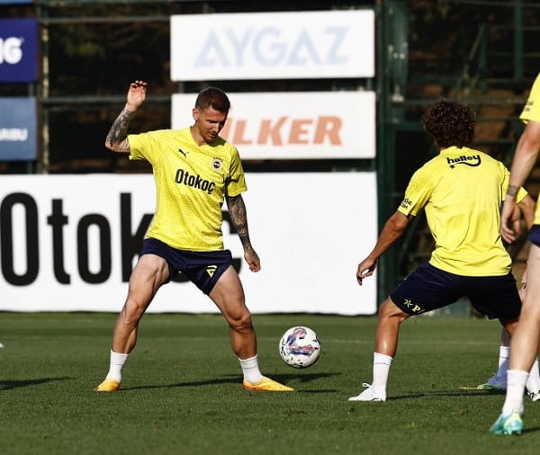 Fenerbahçe, yeni sezon hazırlıklarına akşam saatlerinde gerçekleştirdiği ikinci antrenmanla çalışmalarını sürdürdü.