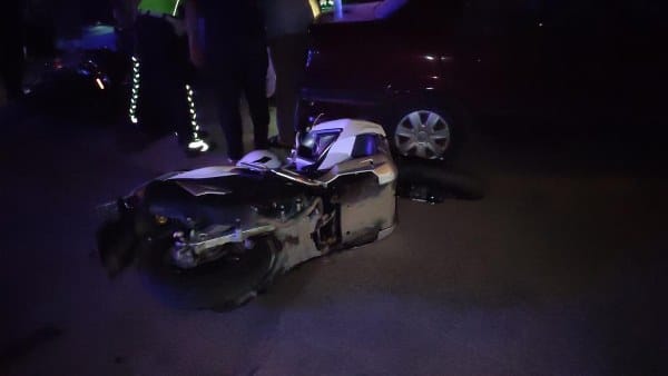 Arapzade Mahallesi'ndeki Orhangazi'de, Cumhuriyet Caddesi'ndeki bir kavşakta meydana gelen trafik kazasında, iki motosiklet çarpıştı. Savrulan motosiklet, yolun kenarında yürüyen iki yayaya çarptı. Kazada, motosiklette bulunan üç kişi ve yaya olarak iki kişi olmak üzere toplam beş kişi yaralandı.