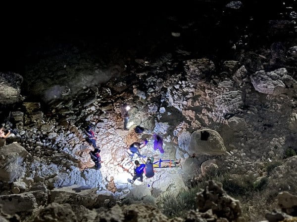 Bozcaada ilçesinde tatil yapan Yeşim Demir, sevgilisiyle birlikte gün batımını Polente Burnu'nda izlemek üzere buraya geldi. İddiaya göre, sevgilisiyle alkol tüketen 39 yaşındaki Yeşim Demir, gece yarısı Polente Burnu'ndaki uçurumdan düşerek hayatını kaybetti.