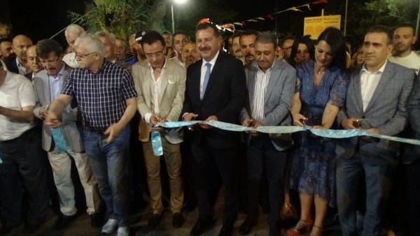 Balıkesir Büyükşehir Belediyesi Çiftçi Eğitim Merkezi (BAÇEM) tarafından düzenlenen 4. Aromaterapi Şenliği, Burhaniye ilçesinde başladı. Renkli figürlerin gösteri sunduğu bir kortej yürüyüşü de festival kapsamında düzenlendi. Şenlik boyunca 111 farklı etkinlik gerçekleştirilecek ve aromatik bitkilerden ve el sanatlarından oluşan stantlar kurulacak. Festival, 9 Temmuz tarihinde sona erecek.
