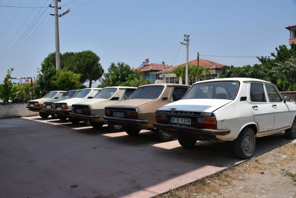 Balıkesir'in Sındırgı ilçesinde, vatandaşların severek kullandığı ve gençten yaşlıya hemen hemen her evde bulunan, "dağ keçisi" olarak bilinen Toros araçları sıkça tercih ediliyor.