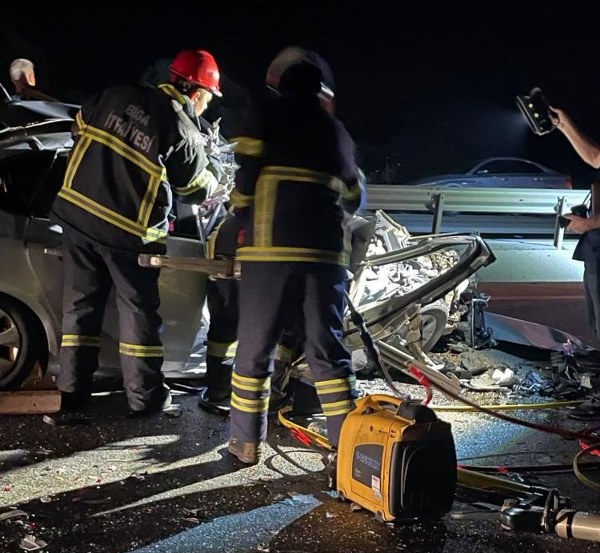 Biga ilçesinde meydana gelen trafik kazasında, bir otomobilin bir tıra arkadan çarpması sonucu 1 kişi hayatını kaybetti, bir kişi ise yaralandı.