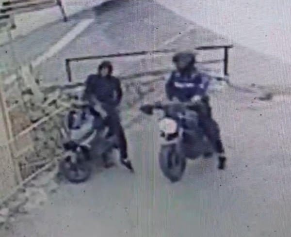 Bursa'da, iki hırsız gözlerine  kestirdikleri motosikleti elde etmek amacıyla motosikletle olay yerine geldi. Yanlarında bulunan demir makasıyla zinciri kırarak motosikleti çalan hırsızlar, ardından kayıplara karıştı. 