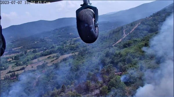 Çanakkale'nin Lapseki ilçesi, Gürece köyü yakınlarında ormanlık alanda yangın başladı.