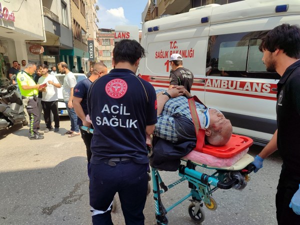 Orhangazi ilçesinde meydana gelen trafik kazasında, bir otomobil bir motosiklete çarptı. Kazada motosikletin sürücüsü olarak belirlenen yaşlı bir adam yaralandı.
